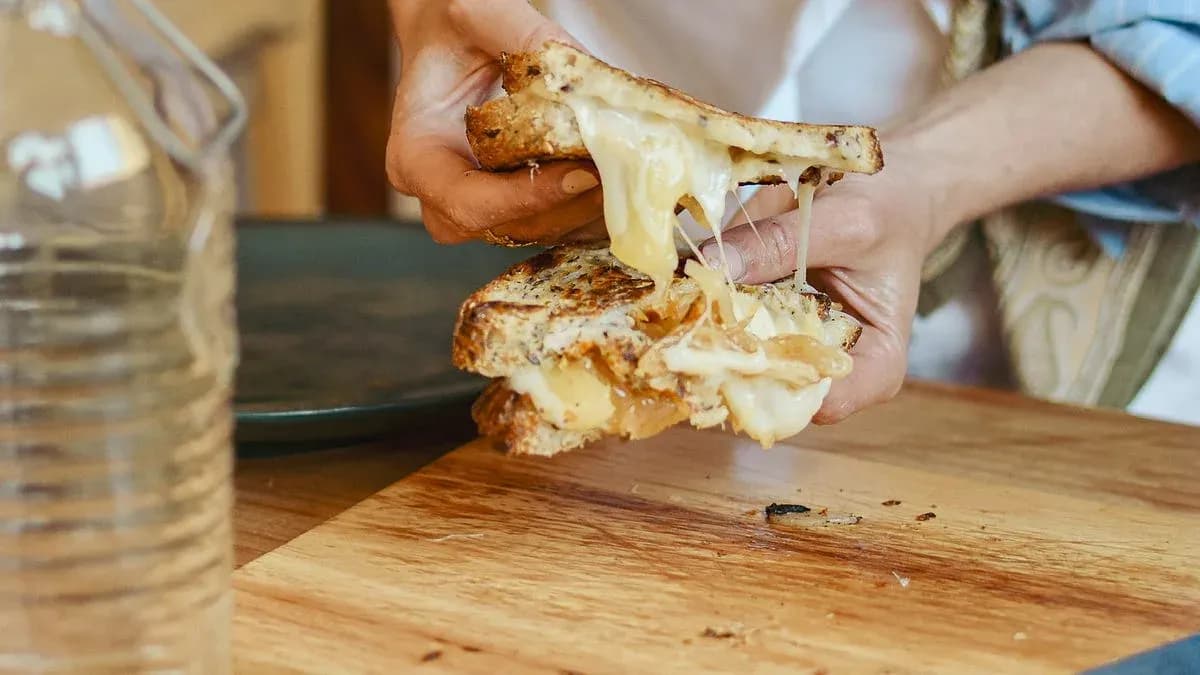 Sándwich de tres quesos 🧀 con cebolla caramelizada