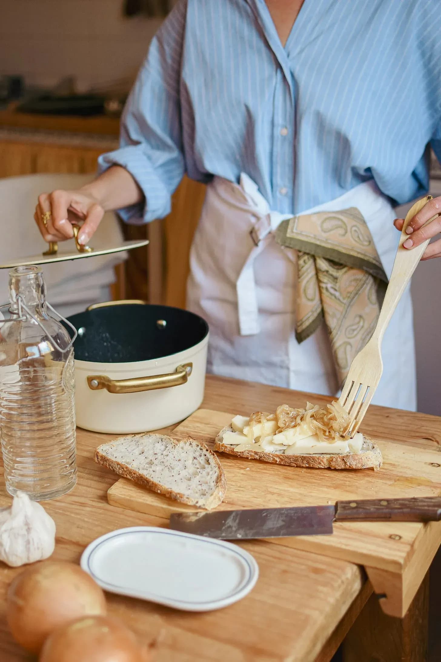 Sándwich de tres quesos 🧀 con cebolla caramelizada